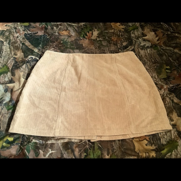 MINI SKIRT ALERT 🚨 - Picture 3 of 3